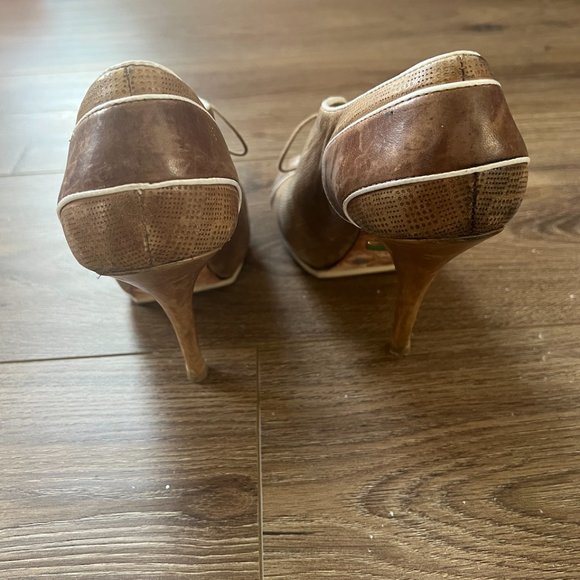 Adorable peep toe 6.5 stills to brown, tan, and off white edge with laces to tie - Picture 3 of 7
